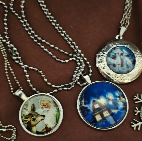 4 Christmas Necklaces 🎄NEW - Picture 2 of 6